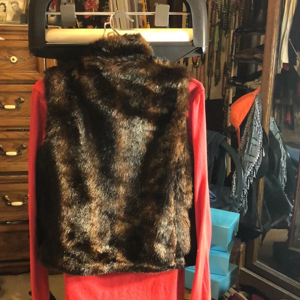 Reversible faux fur vest. - Picture 3 of 6